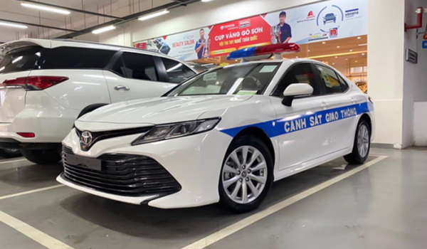 Sau VinFast Lux, đến lượt Toyota Camry 2020 được chọn làm xe CSGT