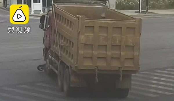 Hai bố con thoát chết khi bị xe tải chèn trúng ở Quý Châu