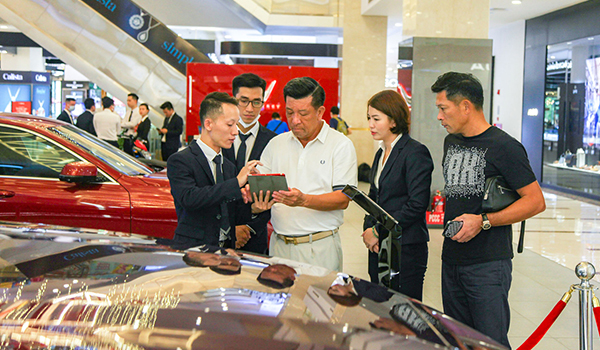 Khách Việt hào hứng với VinFast President